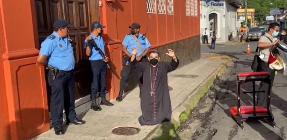Arrestan a obispo e impiden procesión; lo acusan de desestabilización
