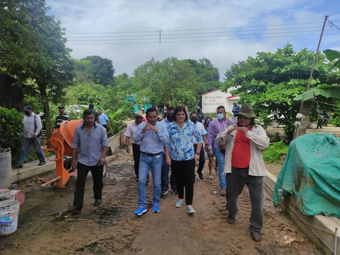 Supervisa alcaldesa de San Andrés Tuxtla, avance de obras en zona rural