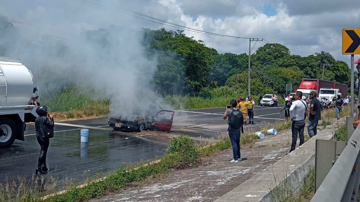 Sigue el bloqueo en la carretera federal Xalapa-Veracruz