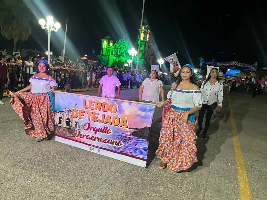 Lerdo de Tejada, presente el Desfile de Trajes Típicos en Otatitlán