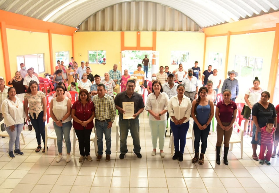 Alcaldesa de San Andrés Tuxtla, entrega escrituras de terreno del panteón en San Juan de la Gloria