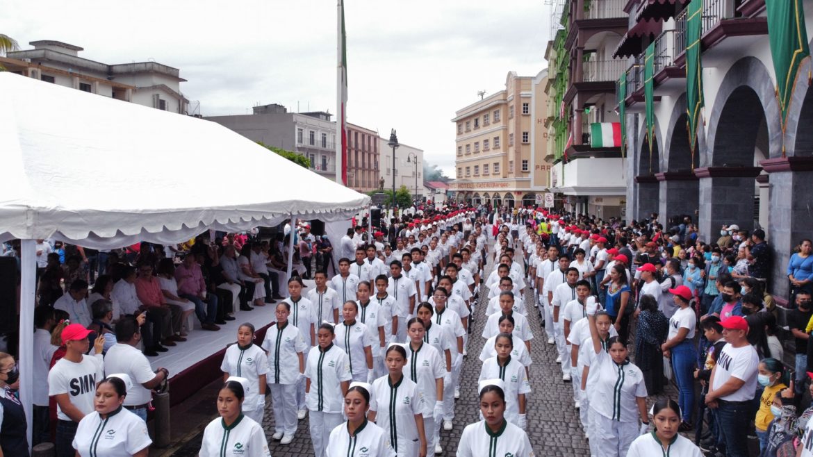Alcaldesa de San Andrés Tuxtla, preside desfile cívico y militar por los 212 años del México Independiente