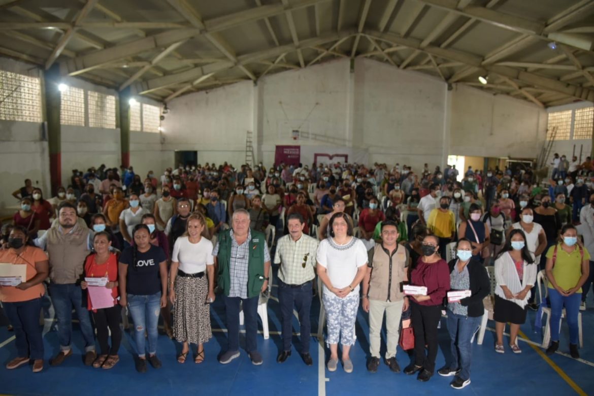 Autoridades Federales, Estatales y Municipales, entregan apoyos del programa La Escuela Es Nuestra en San Andrés Tuxtla