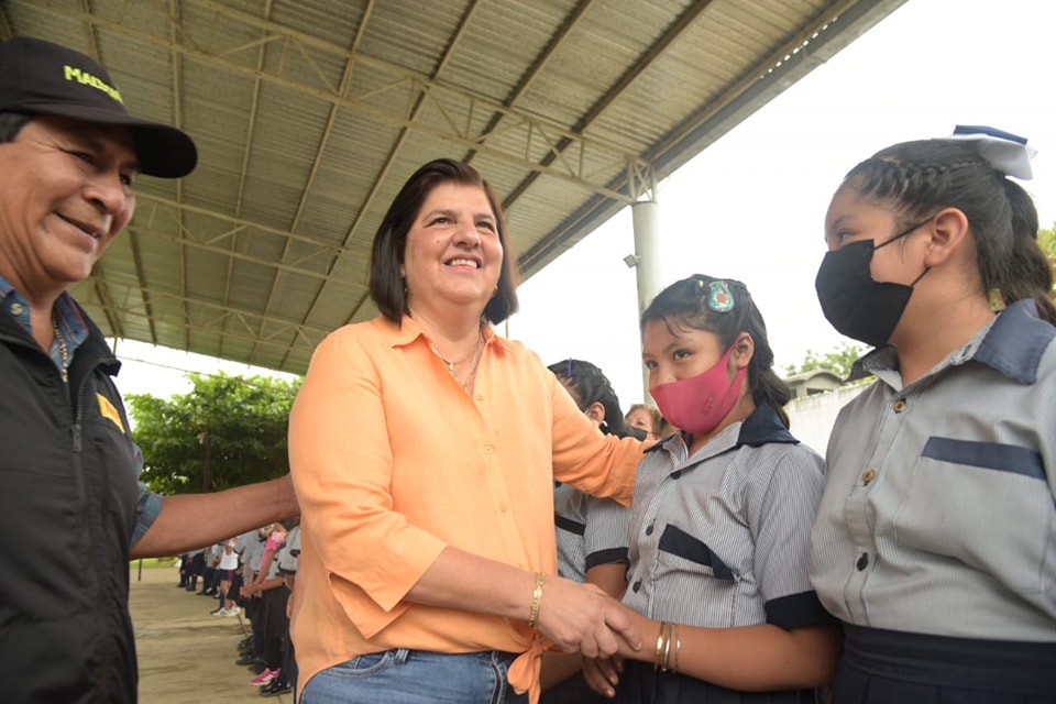 Alcaldesa de San Andrés Tuxtla anuncia apoyos para escuela primaria de Comoapan