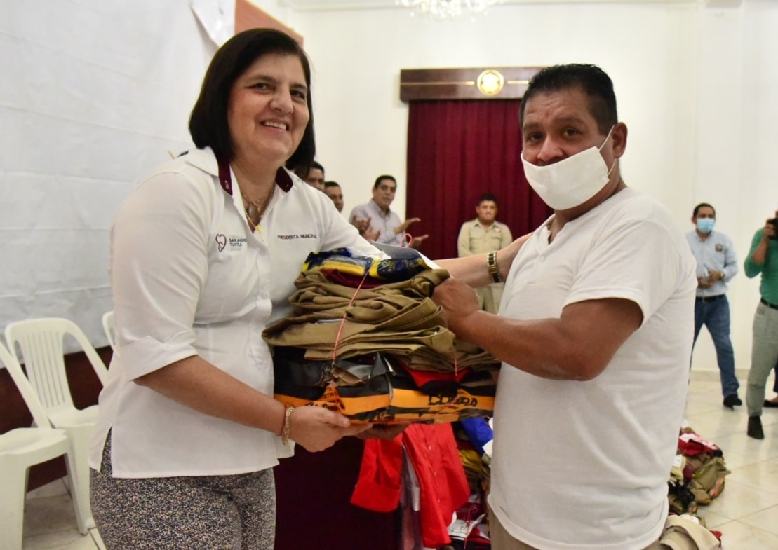 Empleados municipales de San Andrés Tuxtla, reciben uniformes y calzado