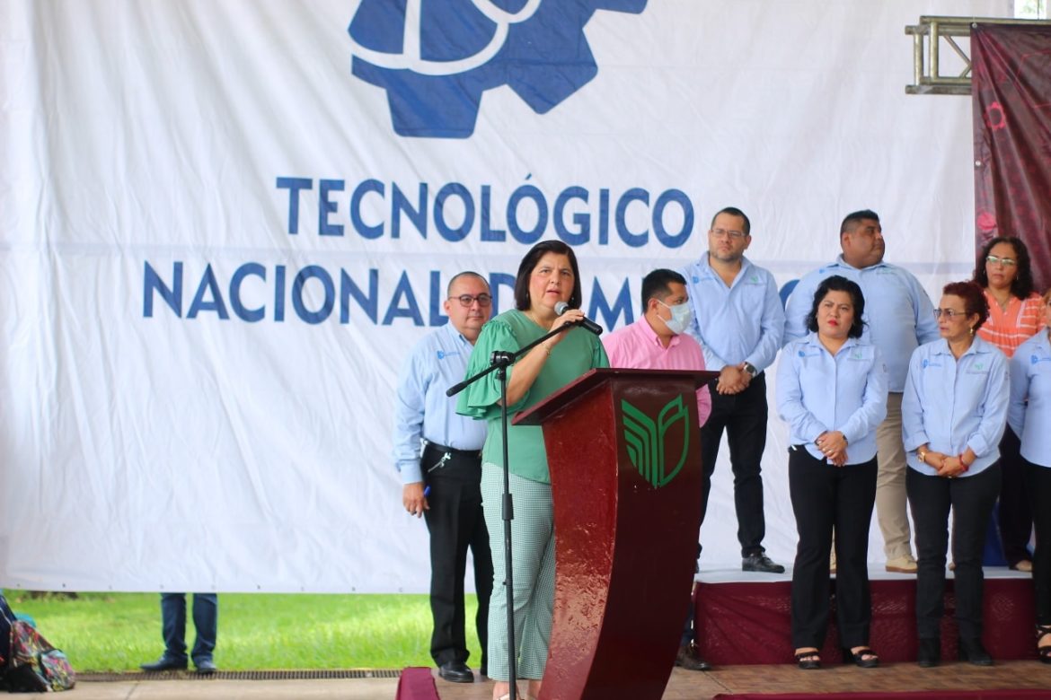 Acude María Elena Solana Calzada a la inauguración del ciclo 2022-2023 en el ITSSAT