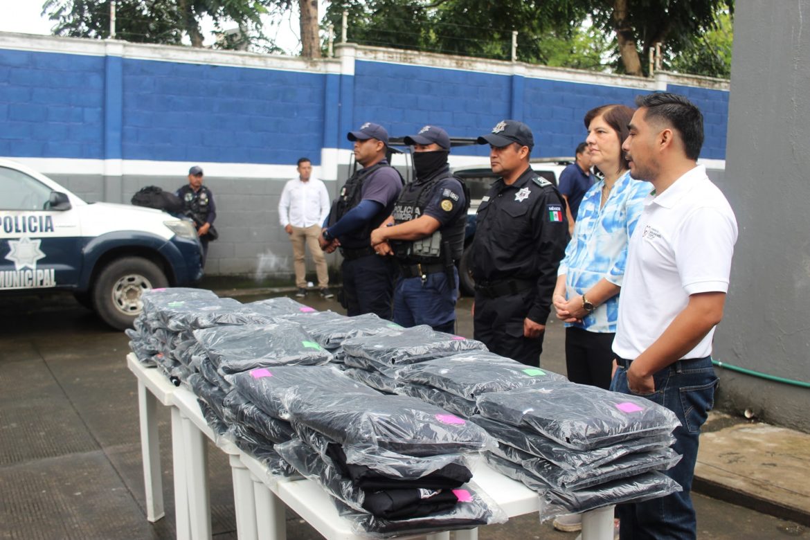 Alcaldesa de San Andrés Tuxtla, dota de uniformes a elementos de la Policía Municipal