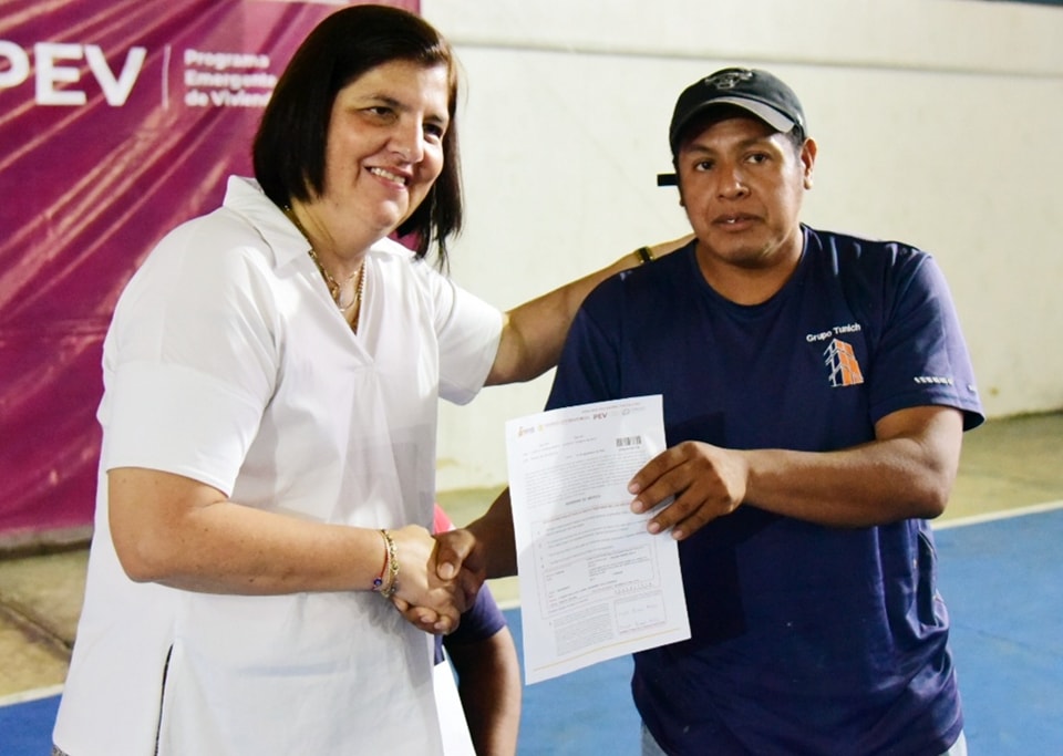 Acude alcaldesa de San Andrés Tuxtla a entrega de apoyos del programa emergente de vivienda