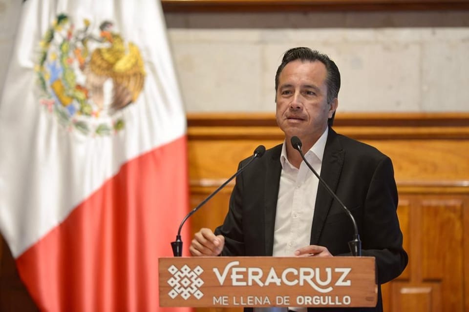 Policías detenidos en Puebla por presunto robo a tractocamión solo serán sancionados, dice Cuitláhuac