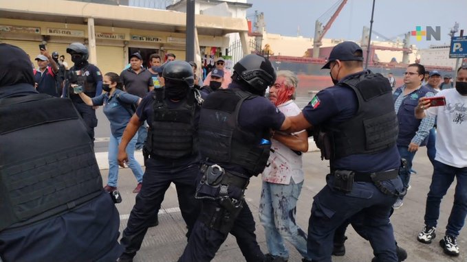 Golpes, detenidos y daños materiales, saldo de nuevo desalojo en Malecón de Veracruz