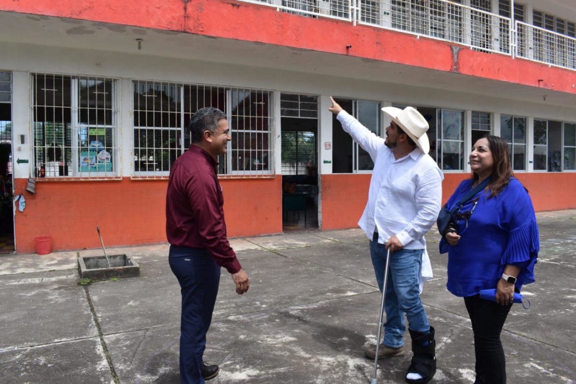 Van por reconstrucción de escuela en Ángel R. Cabada