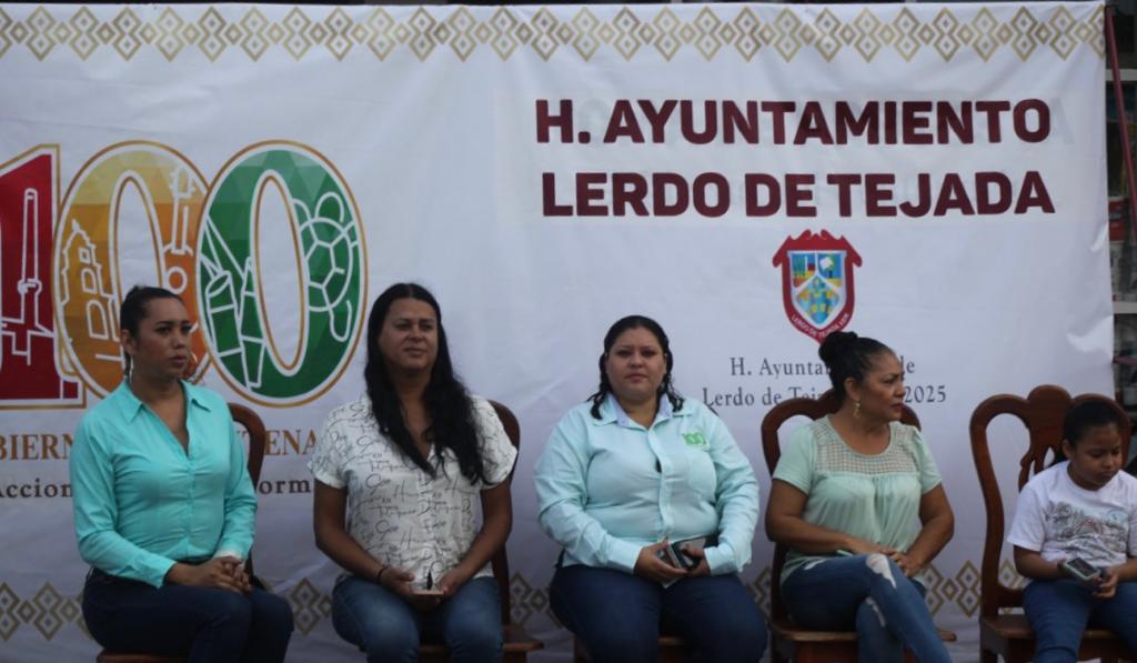Asiste Mary Arroniz a Desfile de la Nación Pluricultural en Lerdo de Tejada