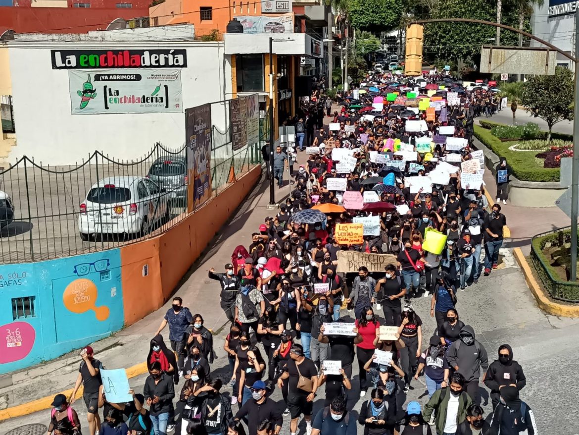 Marchan estudiantes de Humanidades de la UV; piden cese al acoso y se castigue violencia en la Facultad