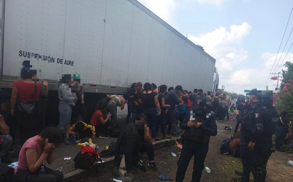 Choca trailer con 126 migrantes en su interior en tramo Veracruz-Xalapa
