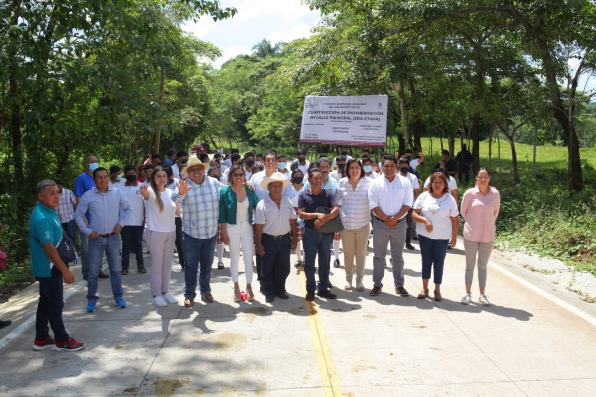 Inaugura alcaldesa de San Andrés Tuxtla, segunda etapa de pavimentación en acceso principal en Axochio.