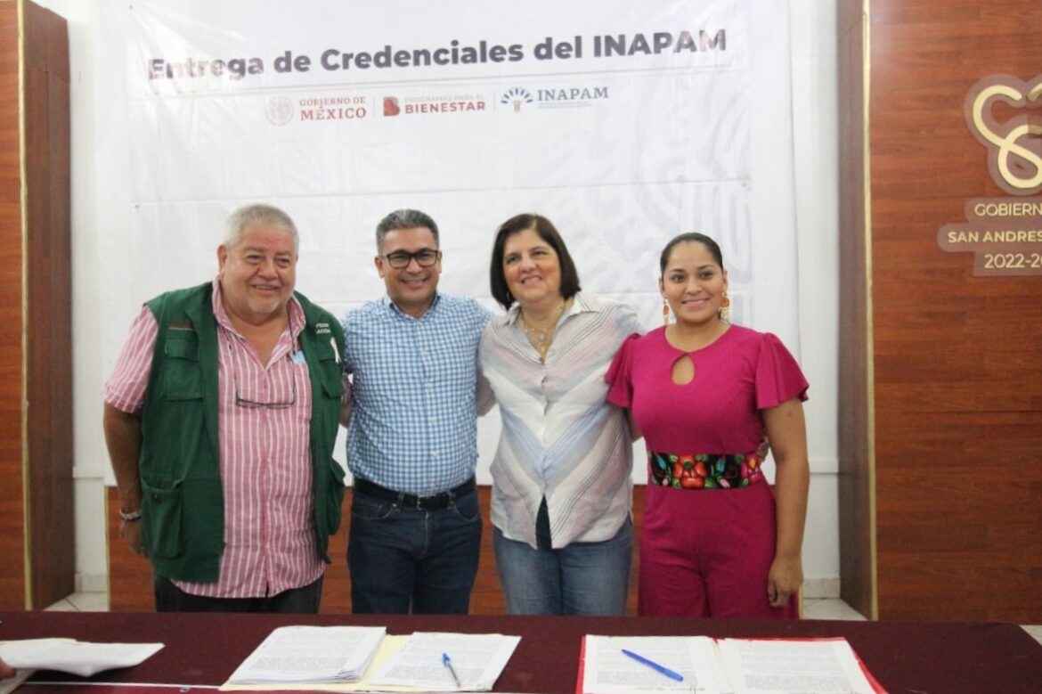 Dando Bienestar a adultos mayores, entrega credenciales de INAPAM en San Andrés Tuxtla