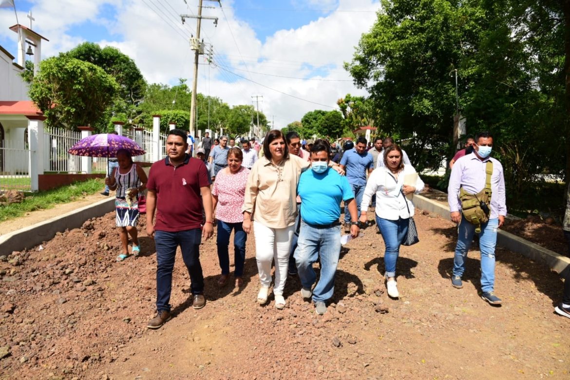 En San Leopoldo, supervisamos la obra de pavimento en la calle principal: María Elena Solana Calzada