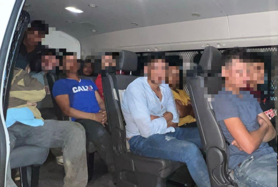 Resguardan a 57 migrantes que viajaban en autobús turístico en tramo La Tinaja – Acayucan