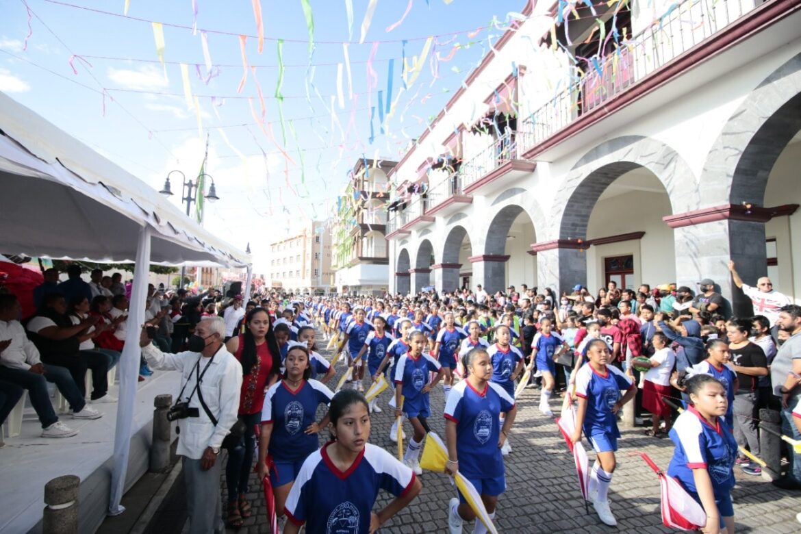 Desfilan 32 escuelas de San Andrés Tuxtla conmemorando la Revolución Mexicana de 1910
