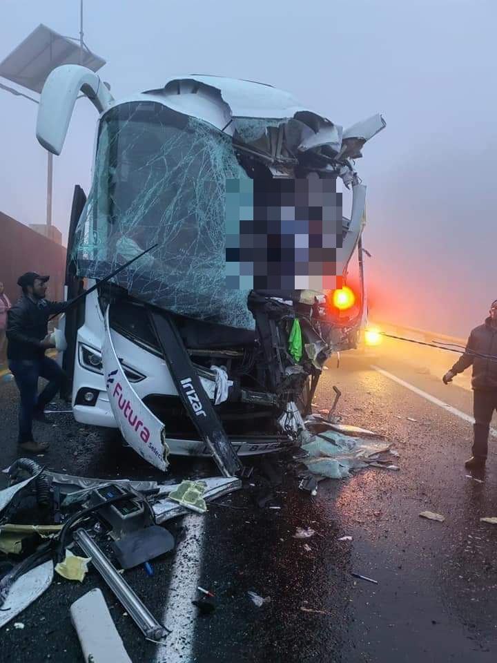Choque de autobuses en la México-Tuxpan deja 15 lesionados