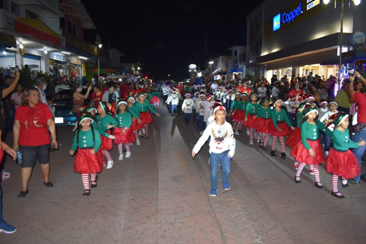 Realizan Gran Desfile Navideño en Ángel R. Cabada