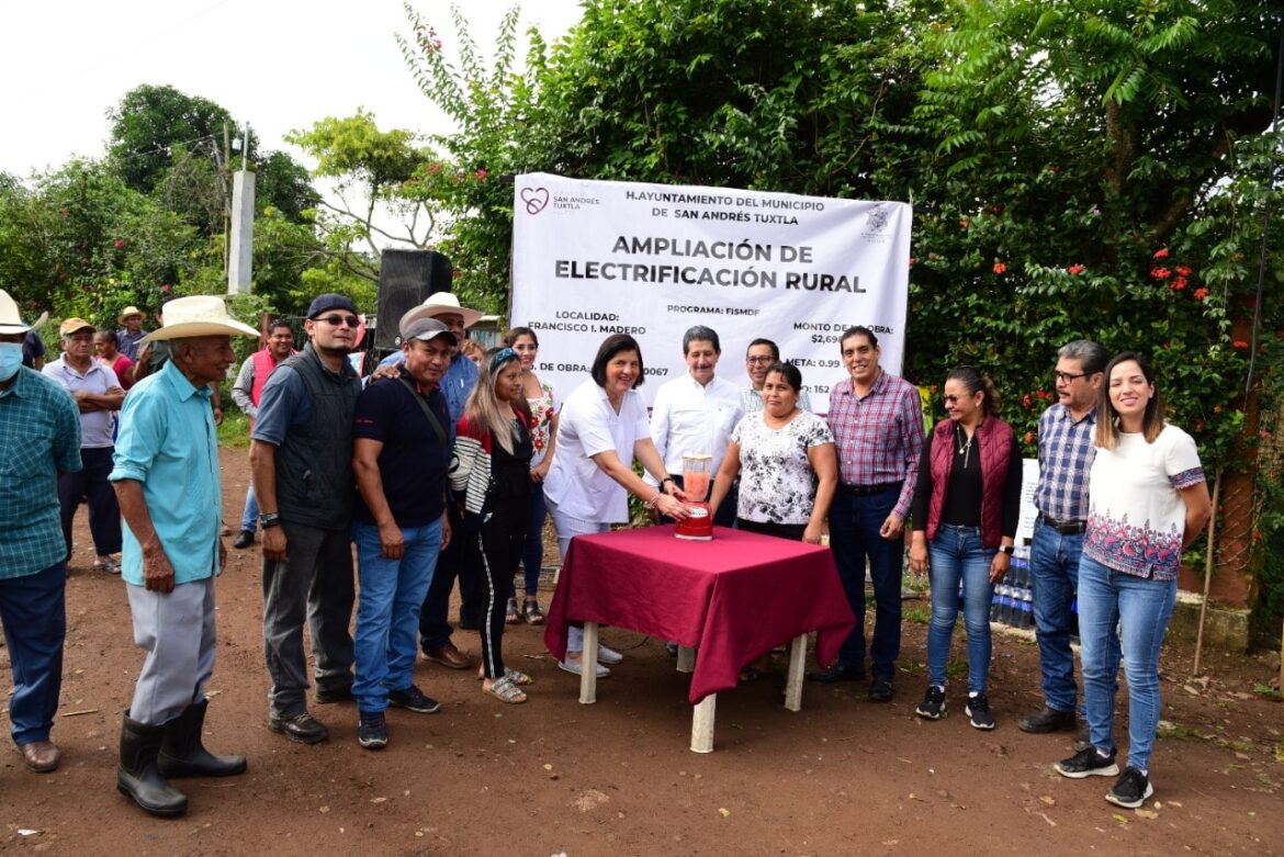 Inaugura alcaldesa de San Andrés Tuxtla, ampliación de red eléctrica en Francisco I. Madero