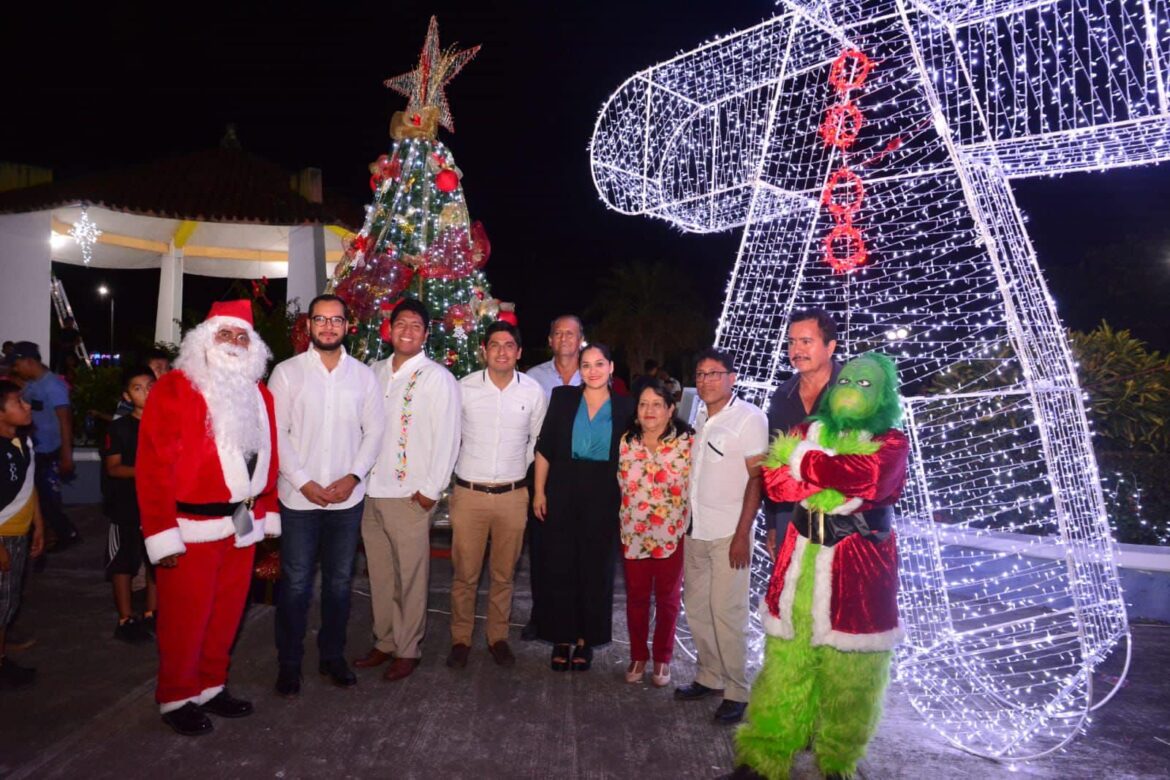 Realizan encendido de árbol navideño en localidad de Francisco I. Madero, de Santiago Tuxtla