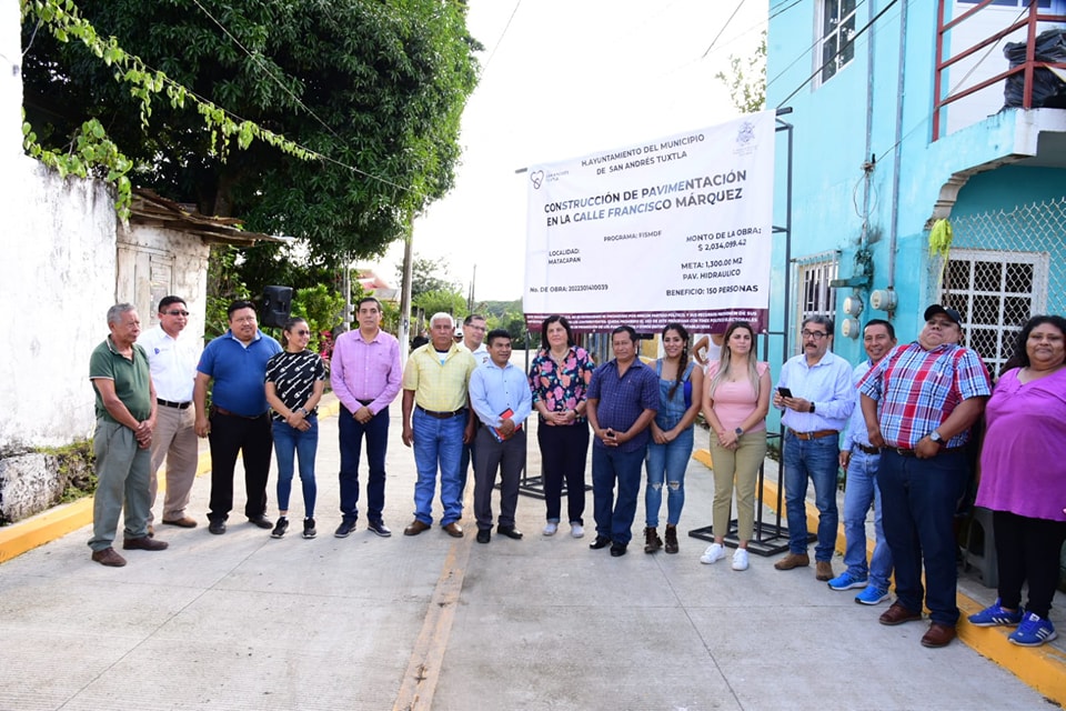 Inaugura alcaldesa de San Andrés Tuxtla, obra de pavimentación en Matacapan