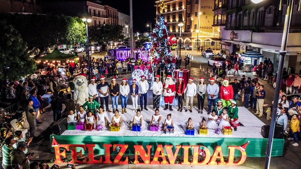 Realiza alcaldesa de San Andrés Tuxtla el encendido del árbol de navidad y presenta gala navideña