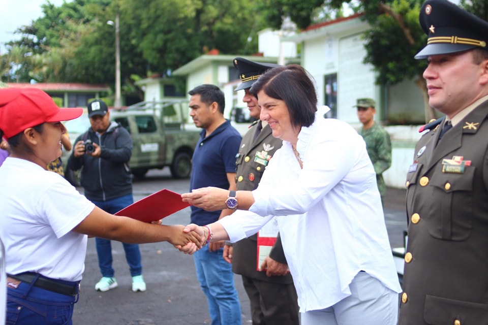 Acude al alcaldesa de San Andrés Tuxtla a ceremonia de liberación de cartillas del SMN clase 2003