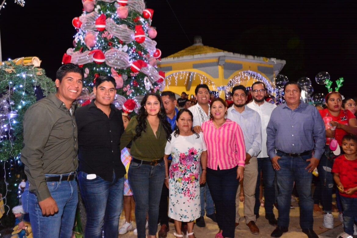 Realiza Kristel Hernández encendido de árbol navideño en Tres Zapotes