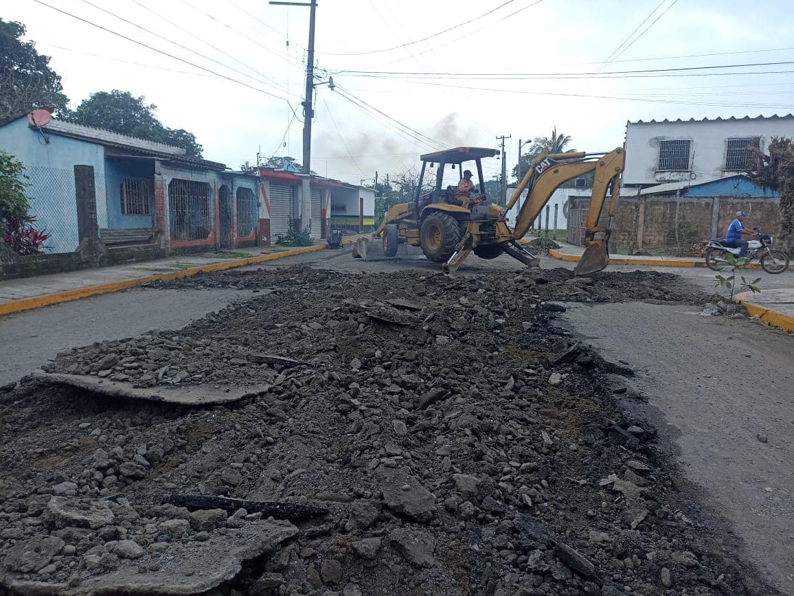 Continúan trabajos de rehabilitación de calles en Ángel R. Cabada