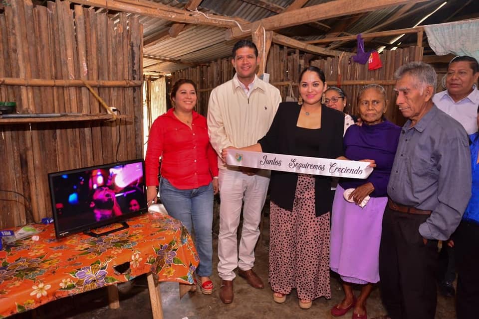 Inauguró Kristel Hernández ampliación de energía eléctrica en Tlapacoyan de Abajo