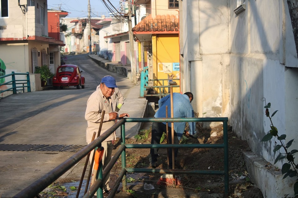 Personal de Limpia Pública realiza saneamiento de manantiales en San Andrés Tuxtla