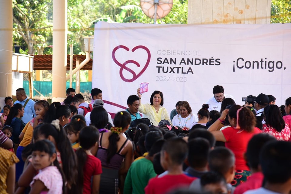 Ayuntamiento y DIF de San Andrés Tuxtla ayudan a Reyes Magos a llevar alegría en comunidades
