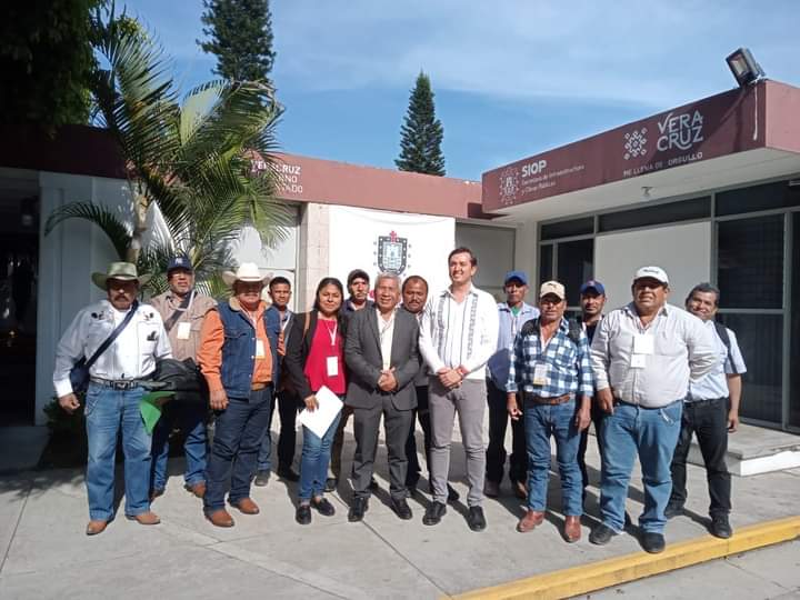 Después de años  en el olvido, agentes municipales de Tuxpan se reúnen con funcionarios de la SIOP
