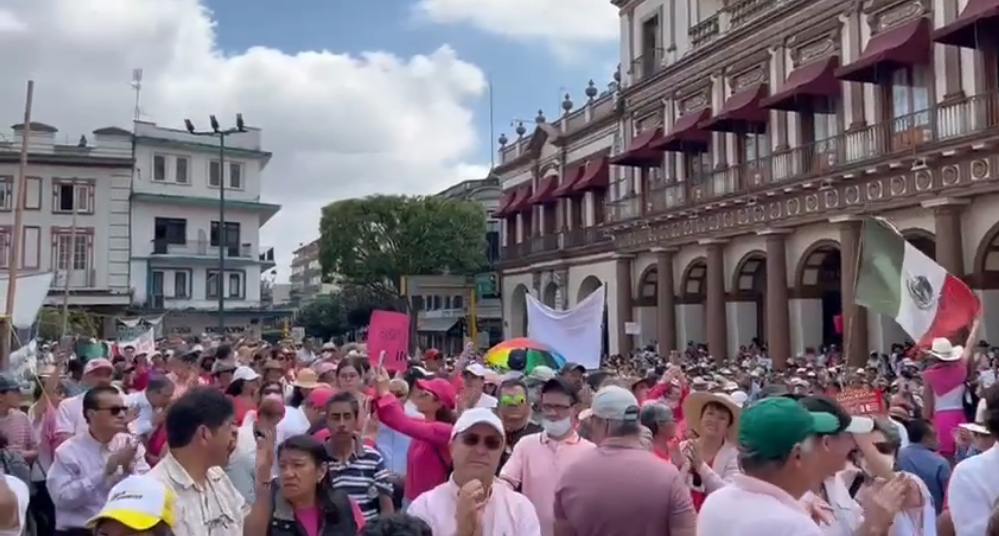 Cerca de 2 mil ciudadanos pintaron de rosa la Plaza Lerdo en Xalapa
