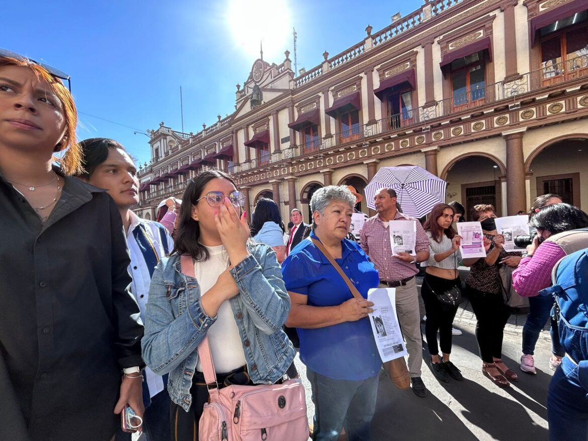 En Xalapa, mediante plantón, mujeres exigen la aparición de Sara Hilda Oloarte