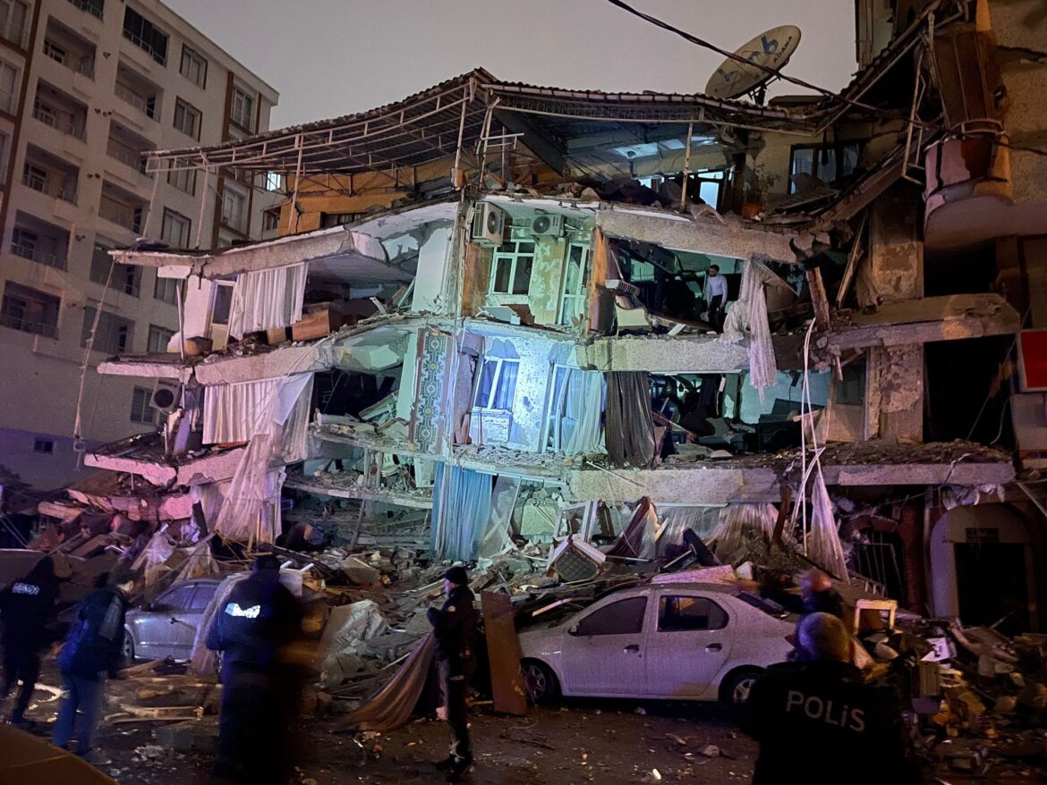 Se eleva a más de 2 mil 300 muertos por sismo en Turquía