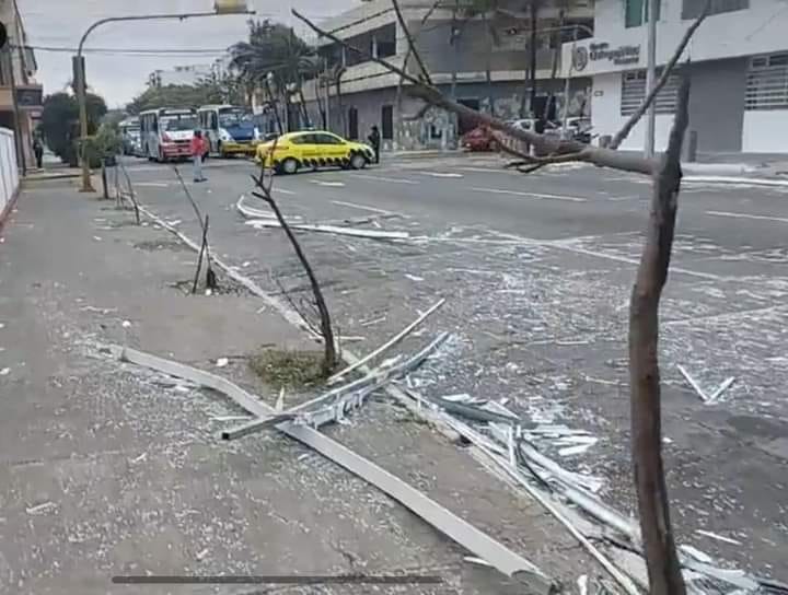 Norte en Veracruz causa destrozos y destruye rascacielo de la Torre Centro