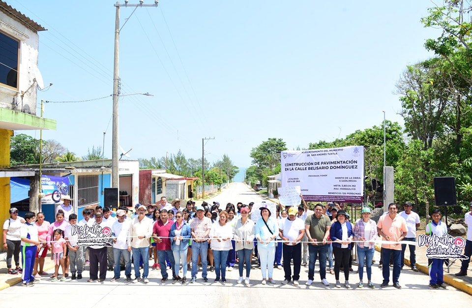 Inauguran Alcaldesa de San Andrés Tuxtla y ediles, pavimentación de calle en Costa de Oro