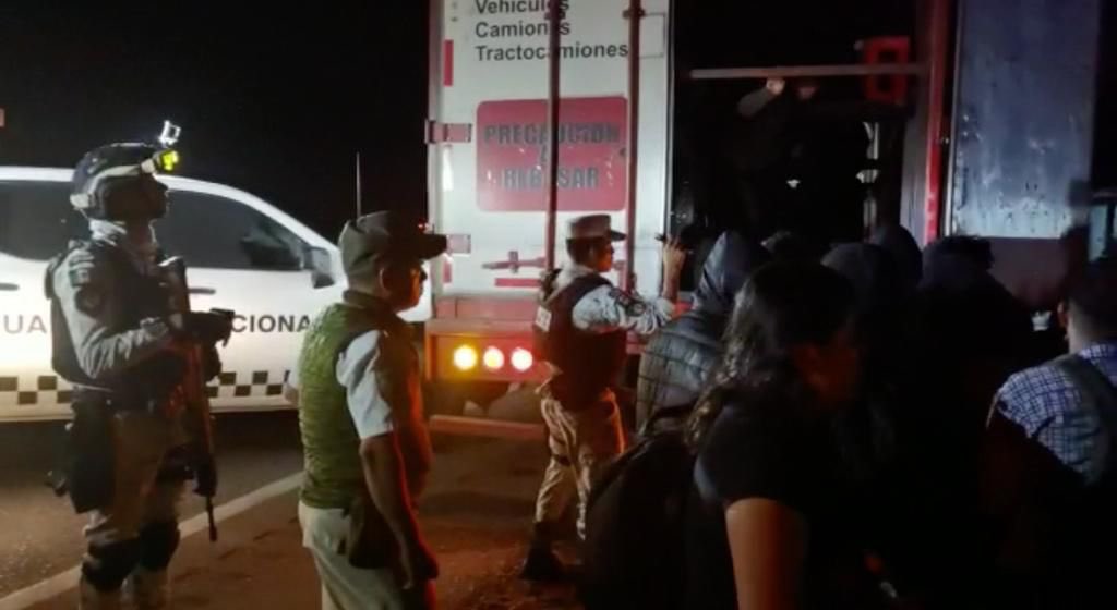 Rescatan a 209 migrantes abandonados en un tráiler en la Coatzacoalcos-Villahermosa