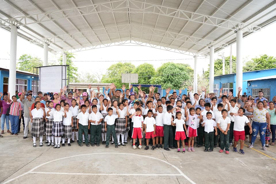 Mejorando espacios educativos María Elena Solana Calzada cumple con domo para primaria en Río Tuxtla