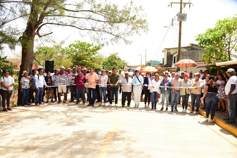Con pavimentación y barda perimetral, alcaldesa de San Andrés Tuxtla cumple a Salinas Roca Partida