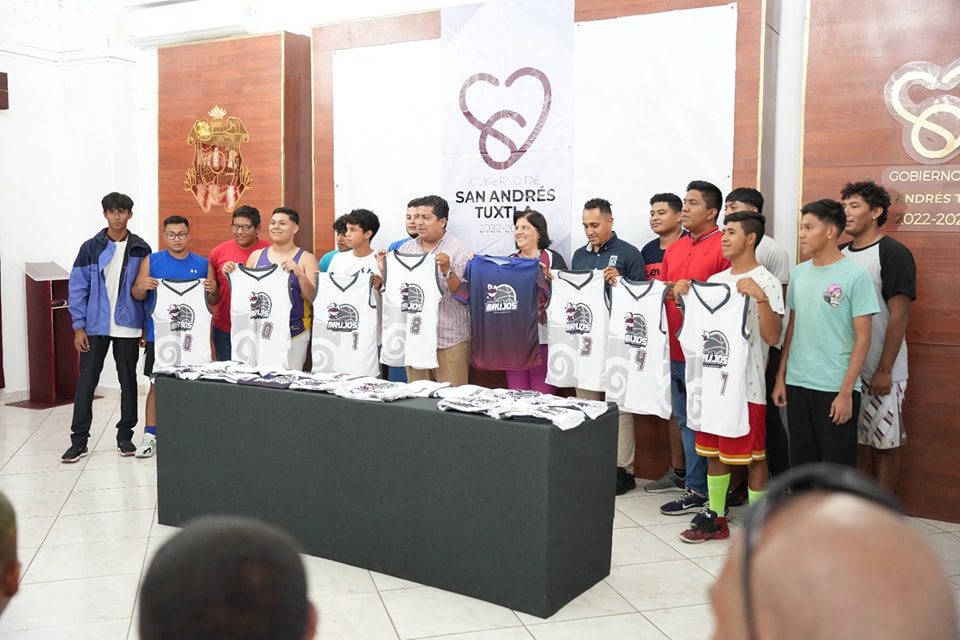 Alcaldesa de San Andrés Tuxtla, dota de uniformes a equipos locales de futbol y basquetbol