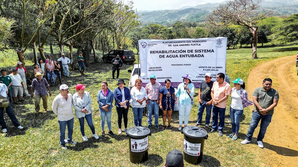 Alcaldesa de San Andrés Tuxtla y ediles inauguran rehabilitación de sistema de agua en Revolución