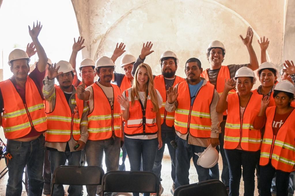 Celebra Paty Lobeira de Yunes el Día de la Santa Cruz con los trabajadores de la construcción