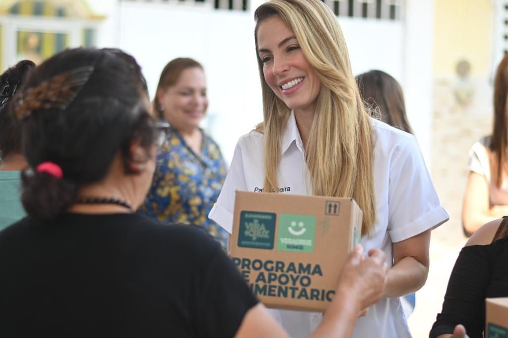 Realiza la alcaldesa Paty Lobeira de Yunes la entrega de apoyos alimentarios en la colonia López Mateos