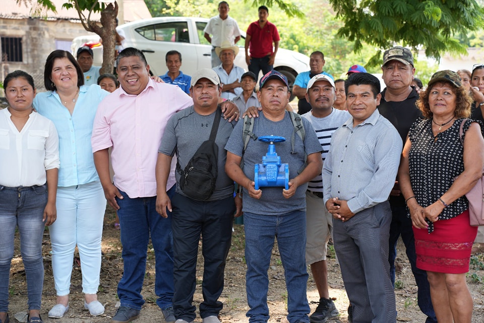 Alcaldesa de San Andrés beneficia a Bebedero con válvula para sistema de agua potable