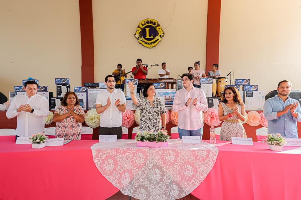 Alcaldesa y DIF Municipal de San Andrés Tuxtla festejan a madres de familia representantes de colonias